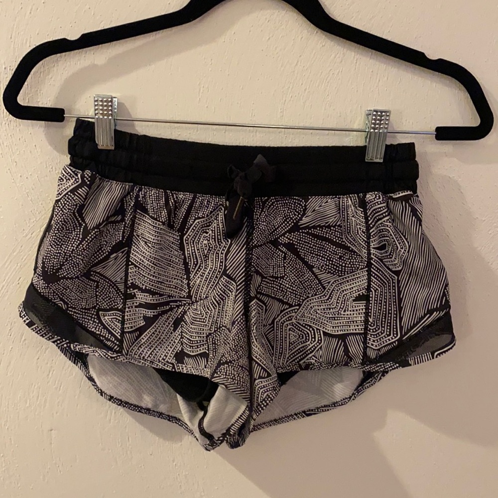 LULULEMON Hotty Hot Shorts 2.5” (size 4)